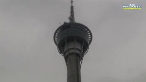 Отчаянный прыжок с высоты самой большой башни в мире