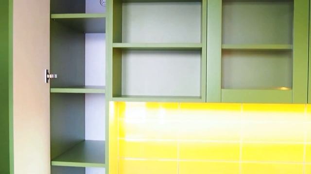 Крашеная кухня с интересным цветовым решением и столешницей у окна смотреть онлайн