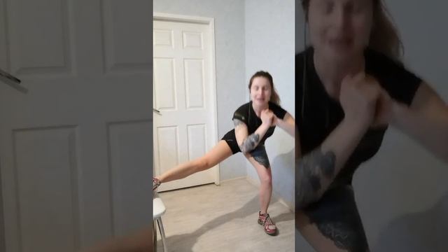 Тренировка на ягодицы и ноги. Инструктор Мария Голубкова смотреть онлайн