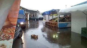 Потоп на рынке &quot;Сельма&quot; в Калининграде после каждого дождя.