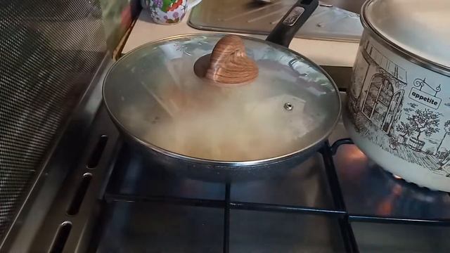 Вкусные щи с квашеной капустой с копчёными рёбрышками смотреть онлайн