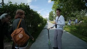 ДАЮ ПРОХОЖИМ ДЕНЬГИ за ЗАДАНИЯ - ДИКО УЛЕТЕЛ в ТРАВУ на САМОКАТЕ