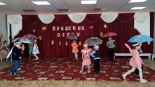 Старшая разновозрастная компенсирующая. Танец с зонтиками 