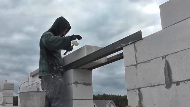 Монолитный пояс и перемычки из уголков. Дом своими руками.