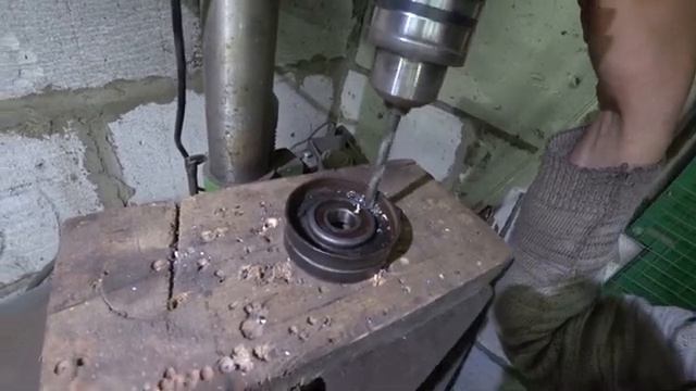 Восстановление ролика навесного оборудования AUDI. Замена подшипника в натяжном ролике. смотреть онлайн