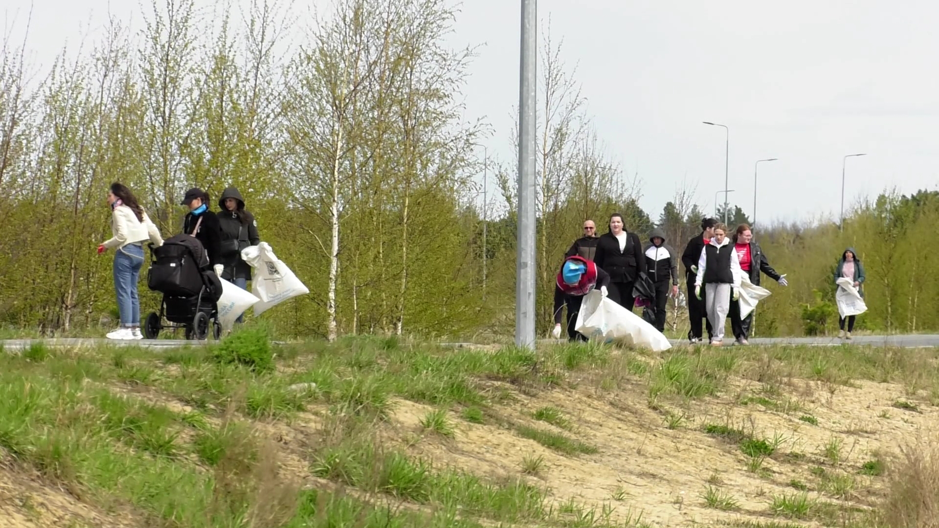 Сотни мешков мусора убрали с набережной Урая в рамках экологической акции