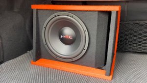 Активный сабвуфер DL Audio Barracuda 12A SE качает седан