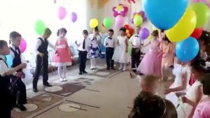 Вход детей на выпускной утренник с воздушными шарами  в детском саду.