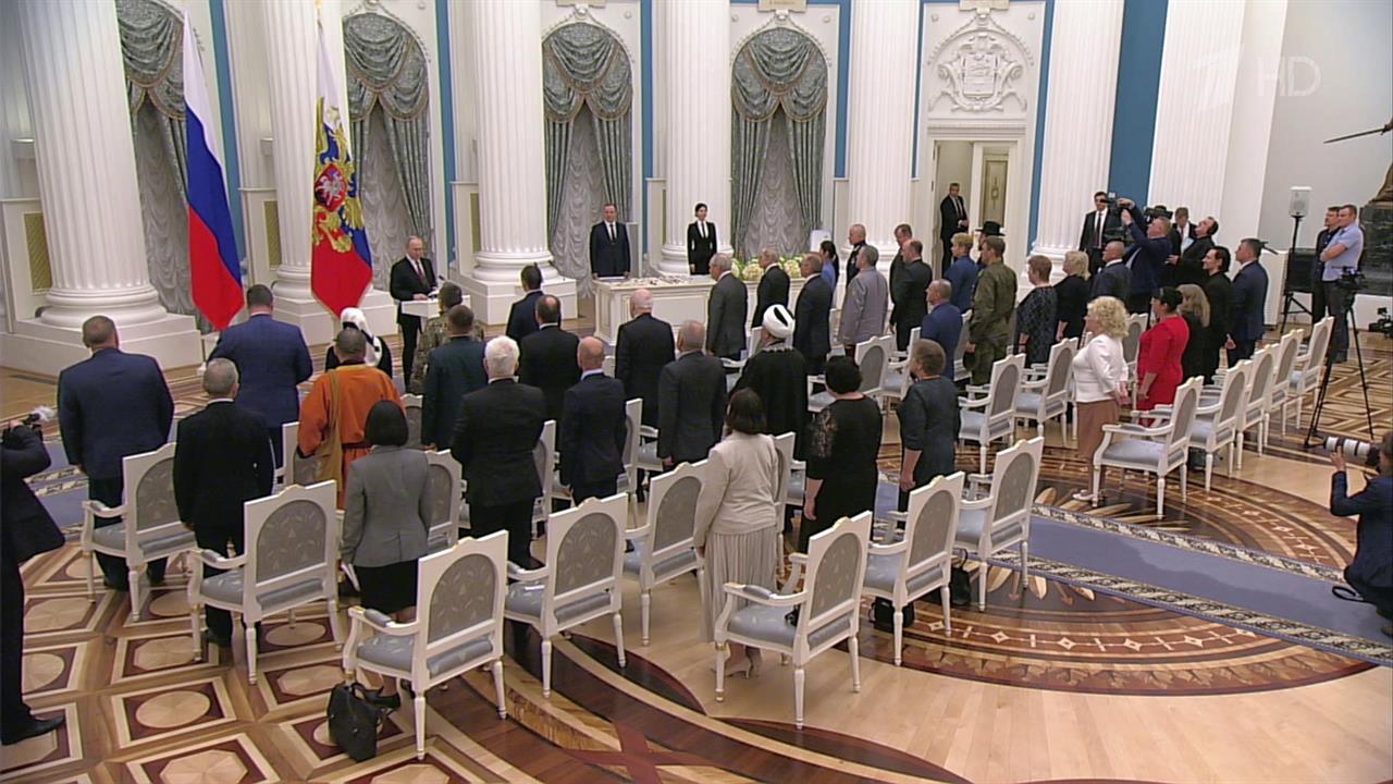 Владимир Путин в Кремле вручает государственные награды
