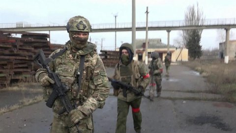 Журналисты попали под обстрел украинских боевиков под Соледаром, ранена девушка-военкор
