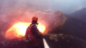 GoPro: Канадский экстремал спустился в жерло вулкана что бы сделать селфи на GoPro.
