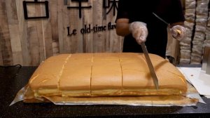 Le Castella Jiggly Cake Cutting