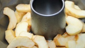 Шарлотка с яблоками и бананами в шоколадной глазури