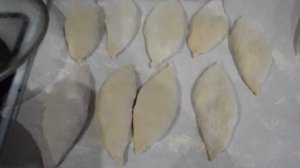 Пирожки с тушеной капустой и яйцом.