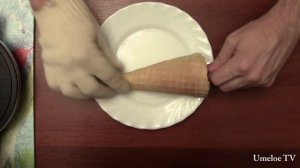 Как скрутить вафельный рожок с помощью конуса