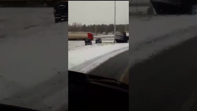 Из-за резкого изменения погоды под Елабугой перевернулась фура