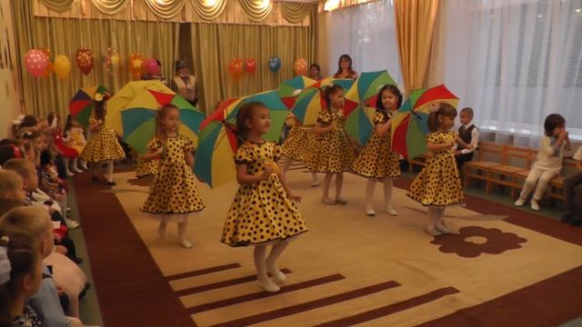 Детский Сад "Берёзка". Танец с зонтиками. смотреть онлайн
