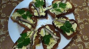 Чесночные гренки со шпротами, рецепт закуски на праздничный стол