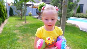 Настя собирает сюрпризы и куклы под дождём Видео про игрушки Nastya pretend play with toys and doll