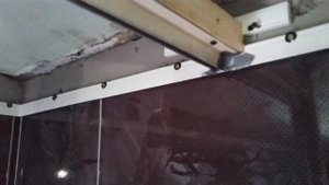 Обвод огромной трубы натяжным потолком