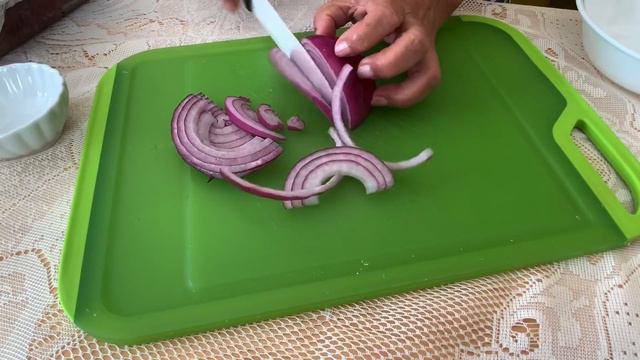 Bistec encebollado con frijoles, y vegetales. смотреть онлайн