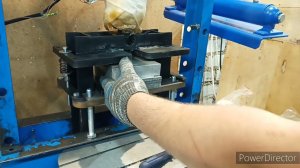 Ручка для НГФ110. 1 деталь в форме. Смесь полиэтилена и полипропилена. Влм 200.