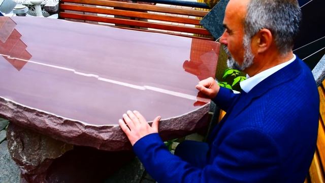 Глыбы, валуны, скалы, большие камни, памятники, скульптуры. Малиновый кварцит [Центр камня]