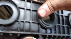 Вставляем сальники свечных колодцев в маслянную крышку. Машина KIA CERATO 2004. 1.6 (105 лс)