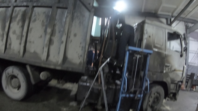Такого я еще не видел, вырвало гильзу гидроцилиндра на манипуляторе ВЕЛМАШ ОМТ-97М. Ломовоз МАЗ