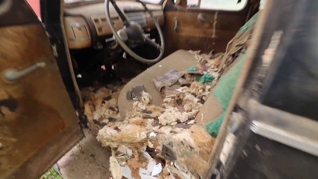 Rescuing A 1940 Ford Coupe From It's 60 Year Slumber смотреть онлайн