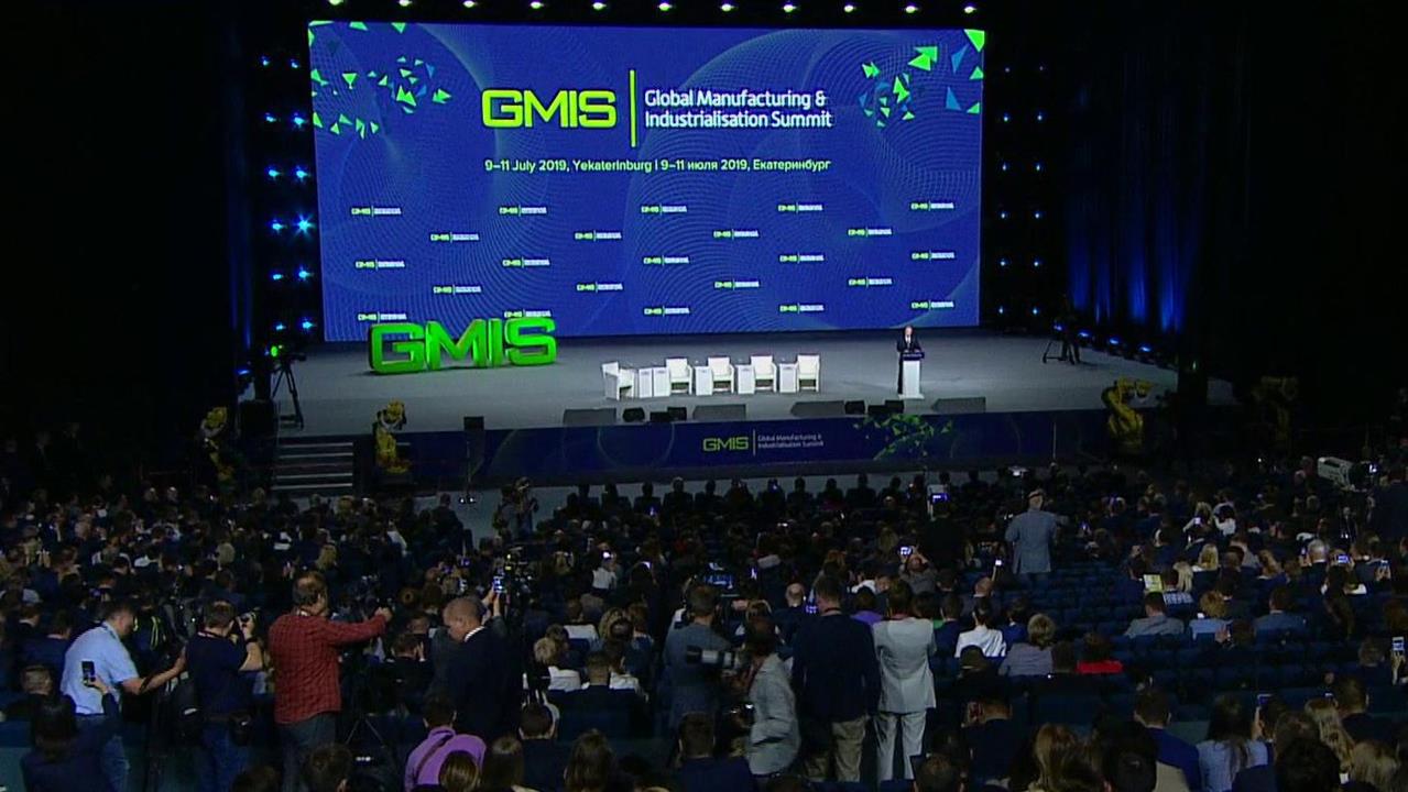 В Екатеринбурге президент осмотрел новейшие разработки на выставке "Иннопром"