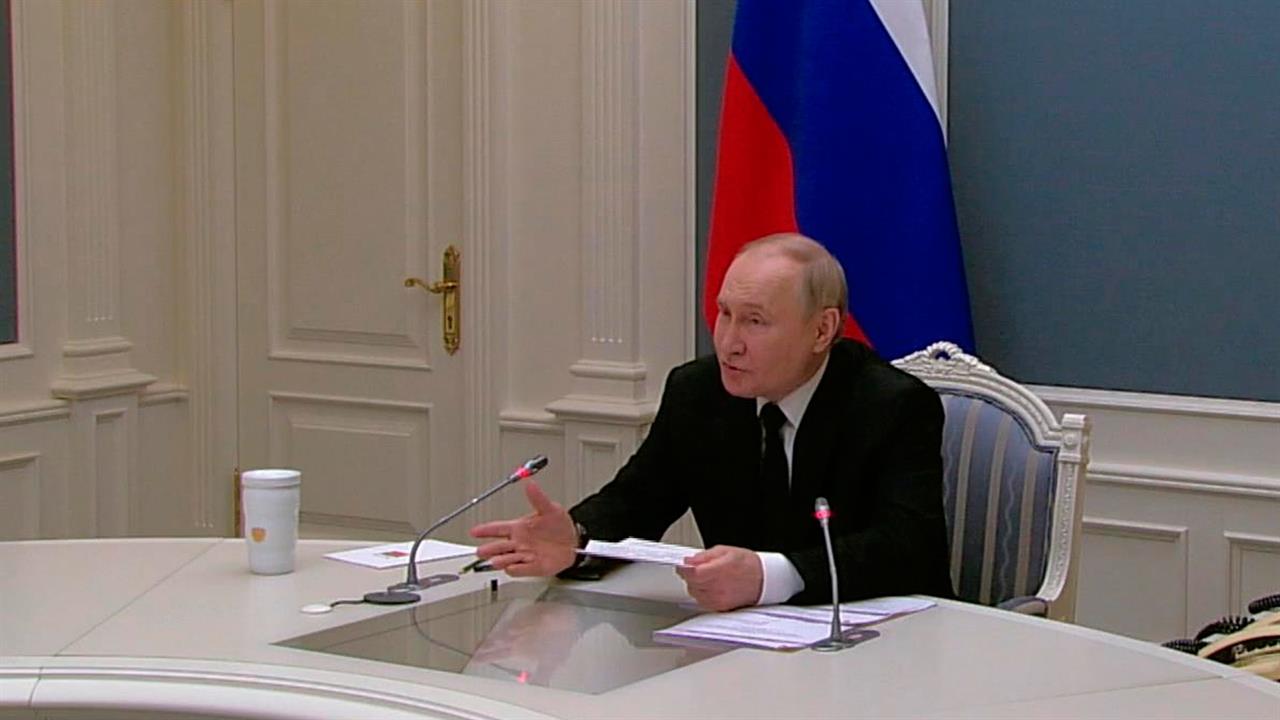 Владимир Путин провел встречу с семьями, награжденными орденами "Родительская слава"