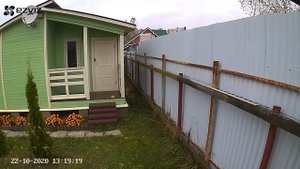 Соседи кидают камни и известняк