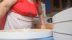 Банановые фрипсы в сушилке Ezidri