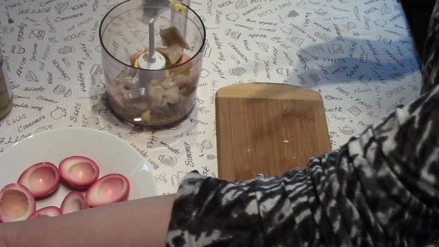 ВЫ ПРОБОВАЛИ  ФАРШИРОВАННЫЕ  ЯЙЦА  С СЕЛЬДЬЮ  ИВАСИ?  ЕСЛИ НЕТ ТОГДА ЭТО ВИДИО ДЛЯ ВАС!!!!!