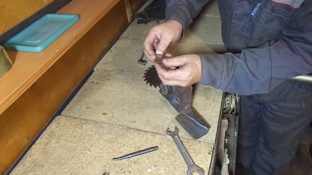 Кусторез из бензотриммера с гнутой штангой. смотреть онлайн