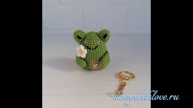 Вязаный лягушонок. Вязаный брелок. Free crochet patterns. смотреть онлайн