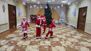 Танец Санта Клаусов Подготовительная группа. Танец дед Морозы