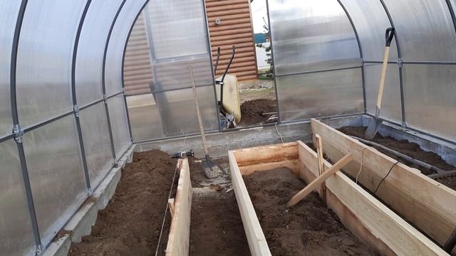 Обустройство теплицы 2 часть и строительство мест под посадку в теплице
