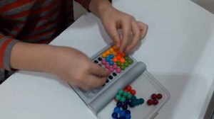 Собираем узор из шариков , игра называется " Умная игра " для умников и умниц. Купили на озон .