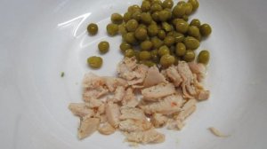 Салат с горошком и курицей