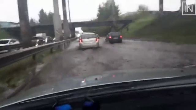 В Екатеринбурге затопило улицу Шефскую смотреть онлайн
