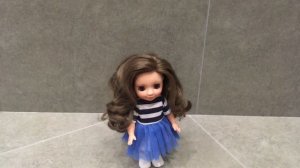 Детская кукла с длинными волосами