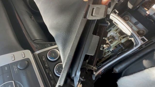 Замена защитного кожуха рукоятки КПП Mazda 6 GH смотреть онлайн