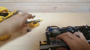 ЛЕГО ТЕХНИК САМОДЕЛКА ГУСЕНИЧНЫЙ ВЕЗДЕХОД НА ДВУХ БАГГИ МОТОРАХ И BUWIZZ ОБЗО ,ТЕСТ ДРАЙВ И РАЗБО .