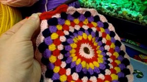 Вязание крючком: салфетка, сидушка на стул , наволочка крючком, Цветочные коврики крючком.