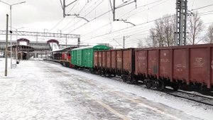 Маневровый тепловоз ТЭМ18ДМ-1593 осаживает вагоны, о.п. Обухово, г.СПб, 25.01.2022г.