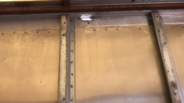 FREIGHTLINER установка тахографа вскрытие гнилого пола термобудки а там пипец смотреть онлайн