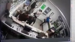 мужик разносит салон связи мегафон. жесть