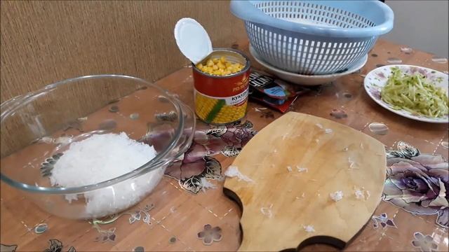 салат "Фунчоза" с огурцом и кукурузой